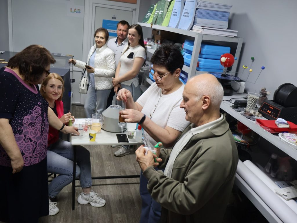 Цифрові технології в дії: другий день Літньої STEM- школи педагогічної майстерності